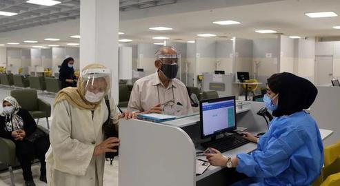 الإيرانيون يائسون من تلقي لقاح كورونا في بلدهم فيسافرون إلى أرمينيا