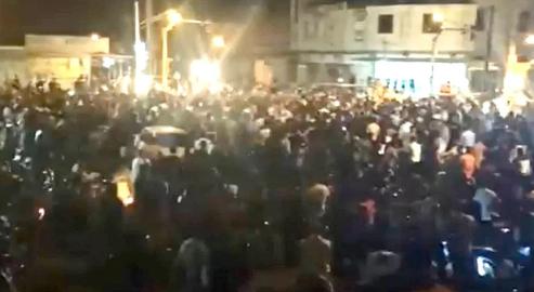 احتجاجات خوزستان.. "نهتف بشعار ‘لا ماء لدينا’ فيُطلقون علينا الغاز المسيل للدموع"