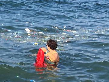 تمیز کردن زباله‌های کف دریا در استانبول