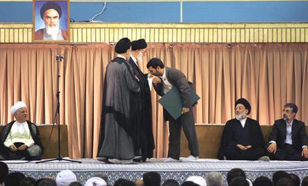 احمدی‌نژاد در مراسم تنفیذ سال ۱۳۸۴ دست خامنه‌ای را بوسید