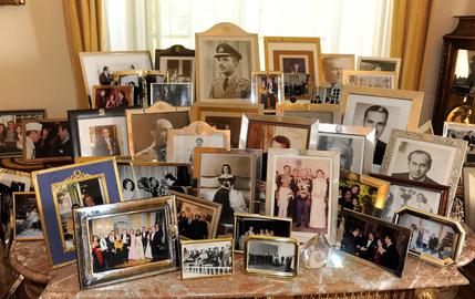 میز عکس های خانوادگی اردشیر زاهدی در منزل اش در سوئیس