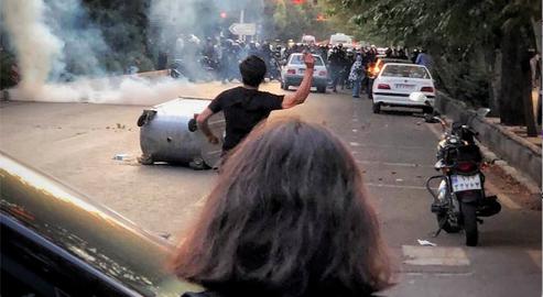 موقعی‌که نیروهای سرکوب موفق می‌شوند با تاکتیک‌هایی که دارند تجمع را بشکنند و مرکز تجمع را از هم بپاشند، دانستن این موضوعات می‌تواند به کاهش بازداشت‌های کور کمک کند