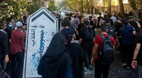 تا هفته دوم آذرماه اعتراضات سراسری ایران دست کم ۲۵۲ نفر جان خود را از دست دادند