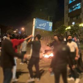 افراط‌گری جمهوری اسلامی در قبال زنان که نماد آن حجاب اجباری است، آن‌قدر انزجار آور شد در جامعه که نه تنها زنان بلکه مردان بسیاری هم به زنان پیوستند.