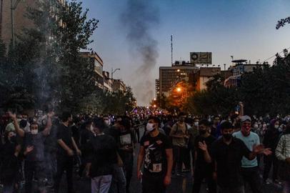 زنان در واقع شوریده‌اند بر الگویی که به‌هیچ‌وجه متناسب زمان حاضر و مناسب زن امروز در هیچ‌کجای جهان نیست و کپی‌برداری شده از عصر بردگی است