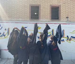 به گفته آلاله، نسل‌های گذشته این طور آموزش ندیده‌اند:‌ «ما افراد محافظه‌کاری تربیت شده‌ایم و همه سعی ما این بوده است که از رویکردهای عقلانی تبعیت کنیم؛ یعنی چه چیزی به نفع من است و چه چیزی به ضرر من؟ هرآن‌چه به نفع من باشد، انجام دهم و هر آن‌چه به ضررم باشد، جلویش را بگیرم.»