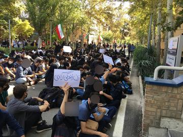 اعتراض دانشجویان چهار دانشگاه کشور به سرکوب دانشجویان شریف و تبریز
