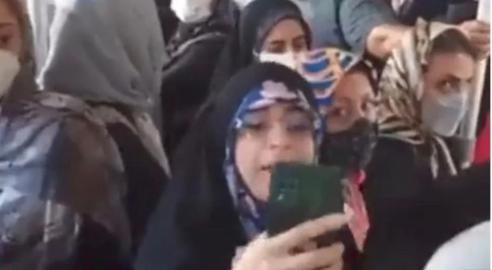 خبرگزاری فارس: عاملان «هتاکی» به دختر چادری در اتوبوس بازداشت شدند