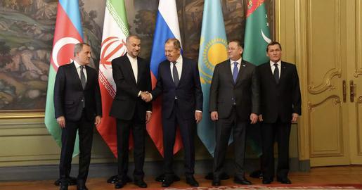 از راست، وزرای خارجه ترکمنستان، قزاقستان، روسیه، جمهوری اسلامی و جمهوری آذربایجان در اجلاس کشورهای ساحلی دریای خزر در آذر۱۴۰۲ در مسکو