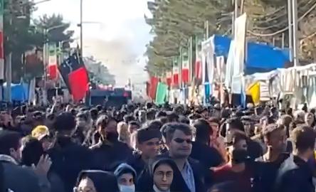 خبرگزاری‌های ایران از وقوع دست‌کم دو انفجار در مراسم حکومتی سالگرد سلیمانی، در شهر کرمان خبر دادند. رسانه ملی اعلام کرد که در این حادثه دست‌کم بیست تن در این انفجارها کشته و شمار زیادی زخمی شده‌اند.لحظاتی پس از این انفجارها ‌‌معاون سیاسی امنیتی استاندار با بیان اینکه هنوز علت این حادثه مشخص نیست، این انفجار ‌حمله تروریستی بوده است. برخی از منابع به خبرنگار تسنیم اعلام کردند که در ورودی گلزار شهدای کرمان، دو‌ کیف بمب گذاری شده وجود داشته است که عامل یا عاملین این حادثه ظاهرا با ریموت بمب‌ها را منفجر کرده‌اند.