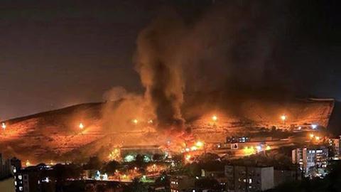 بند ۷ زندان اوین شامگاه شنبه ۲۳ مهرماه، وقتی هنوز خیابان‌های تهران و ده‌ها شهر دیگر از اعتراضات مردمی ملتهب بود، در آتش سوخت
