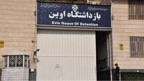 Evində bir sıra siyasi məhbus dodaqlarını tikərək oturma eyləminə başlayıblar