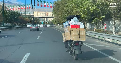 اسنپ باکس بسته و کارتن‌های بزرگ جابه‌جا می‌کنند