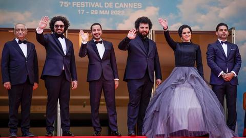 خبرگزاری فارس در گزارش خود، جمعی از هنرمندان ایرانی را که سال جاری در فستیوال کن حضور داشته‌اند، «سلبریتی‌های وطن‌فروش» معرفی کرده است