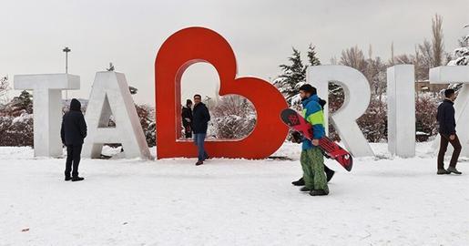 تصاویر جوانان در حال پایکوبی زیر بارش برف، عکس‌ زوج‌های خندان و درختان پوشیده در برف و آدم‌های خندان، در همه رسانه‌ها بازنشر شد