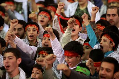 از سال‌های آغازین پیروزی انقلاب اسلامی در ایران دانش آموزان به اجبار در مراسم صبحگاهی وادار به بیان طوطی‌وار شعارهای ایدئولوژيک و بعضا سیاسی می‌شدند