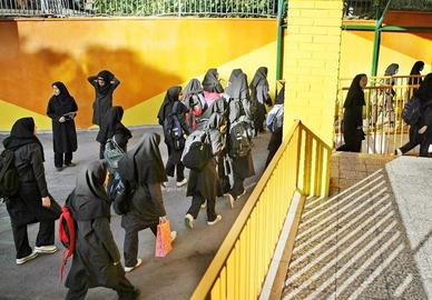 بیانیه وزارت اطلاعات جمهوری اسلامی، مسمومیت‌ها در مدارس عمدتا دخترانه را به چند دسته استفاده از «بمبک بدبو» برای شوخی، شیطنت و بازیگوشی دانش‌آموزان، «تمارض» برای فرار از مدرسه و همچنین ایجاد مسمومیت با هدف فیلمبرداری از اعتراضات به آن، تقسیم کرد