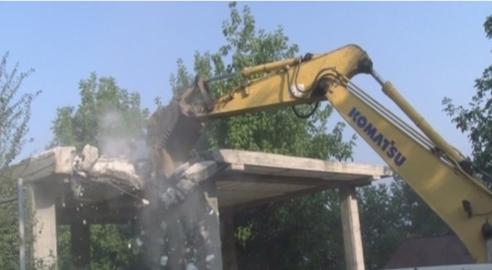 در ویدیوهای منتشر شده از حمله هفته جاری به روشنکوه، مشخص است که نیروهای حکومتی از بلدوزر برای تخریب خانه‌ها، استفاده کرده‌اند
