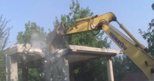 Government agents used heavy equipment to destroy the homes of Baha’is in Roshankouh