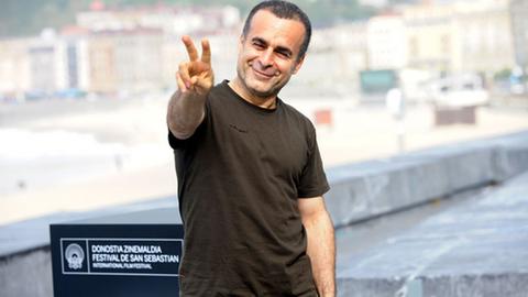 «بهمن قبادی»، کارگردان، فیلم‌نامه‌نویس، تهیه‌کننده و عکاس ایرانی است که در سال ۱۳۴۸ در بانه استان کردستان متولد شد.