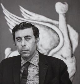 «باوند بهپور» در تعریف و تفسیر آثار «محصص» می‌گوید که شاید همجنس‌گرایی محصص خود را پیش از هرچیز در این نشان می‌داد که به هویت جسمانی فیگور مشکوک بود و می‌کوشید که در زیر سطح پوست و گوشت به خصلت فراجنسیتی و انسانی قربانی برسد و آن را برکشد.