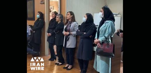 تجمع  وکلا در حمایت از اعتراضات سراسری روز دوشنبه۱۱ مهر در کانون وکلای فارس مقابل دفتر هیات مدیره کانون