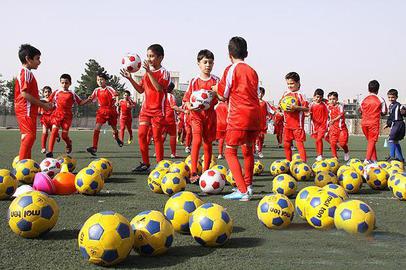 خانواده ۱۵ بازیکن فوتبال ایران، به حراست اداره ورزش و جوانان استان خراسان رضوی، از «تعرض» مربیان یک مدرسه فوتبال به فرزندان خود شکایت برده‌اند