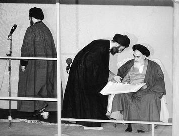 برخی از مقامات پیشنهاد کردند که مراسم تنفیذ خامنه‌ای لغو شود