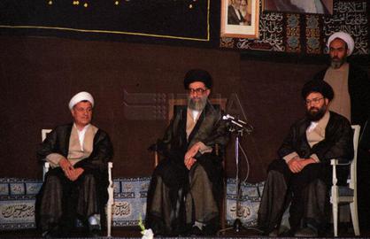 مراسم تنفیذ هاشمی در حسینیه جماران و با صندلی خالی روح‌الله خمینی برگزار شد