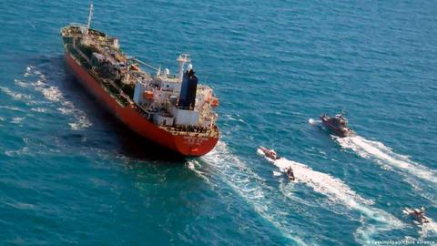 ساعاتی پیش از ادعای سردار محمد شرفی، وزارت امور خارجه یونان به توقیف دو نفت‌کش توسط سپاه پاسداران در خلیج فارس اعتراض کرد و این اقدام را «دزدی دریایی» نامید.