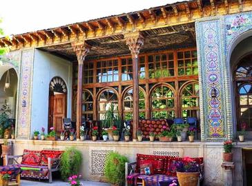 یک فعال میراث فرهنگی ساکن شیراز به «ایران‌وایر» می‌گوید: «بحث واگذاری خانه‌های تاریخی به مالکان خصوصی، البته فقط خاص شیراز نیست. در بروجرد، کاشان، تهران و اصفهان هم چنین اتفاقاتی به اشکال مختلف رخ داده