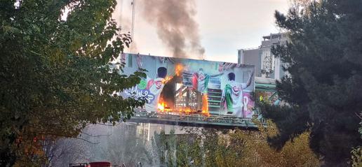 در آستانه بازی ایران و آمریکا معترضان در تهران بنر حکومتی حمایت از تیم «ملی» را به آتش کشیدند.