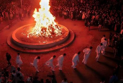 جشن سده، به ادعای برگزارکنندگانش، بیش از ۲۰۰ سال بدون وقفه و به‌صورت سالیانه در کرمان برگزار می‌شده و دست‌کم برای ۸۰ سال، جای ثابتی در «باغچه بوداغ‌آباد» کرمان برای برگزاری‌اش تدارک دیده بودند