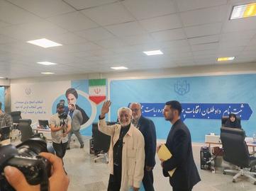 در اولین روز ثبت‌نام نامزدهای چهاردهمین دوره انتخابات ریاست‌جمهوری، «سعید جلیلی» از چهره‌های تندرو حکومت، با همراهی جمعی از حمایانش از جمله امیرحسین ثابتی، نماینده مجلس، در وزارت کشور برای نامزدی انتخابات ثبت نام کرد.