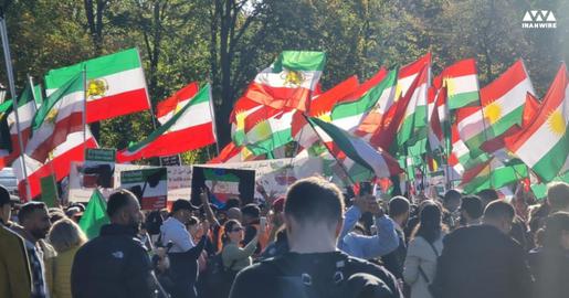 ۳: پرچم‌ها و پلاکاردهای معترضان در تجمع بزرگ برلین