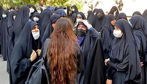«عزت الله ضرغامی»، وزیر دولت سابق در جمهوری اسلامی و فعال اصولگرا در واکنشی نسبت به اجرایی شدن قانون عفاف و حجاب گفت: « مردم را اذیت نکنیم. انقلاب نکردیم که زور بگوییم. مردم به این قانون عمل نمی‌کنند، زور که نیست.»