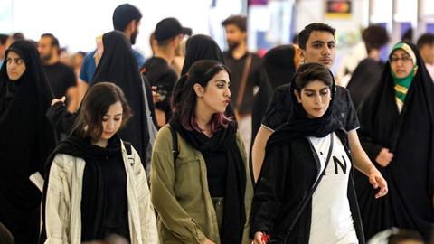 اعتراض ۳۰۰فعال مدنی و کنشگر زن به مصوبه اخیر مجلس درباره حجاب‌وعفاف