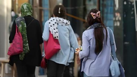 مخالفان حجاب اجباری با افرادی که مورد خشونت نیروهای حکومتی و امنیتی قرار می‌گیرند همذات پنداری می‌کنند