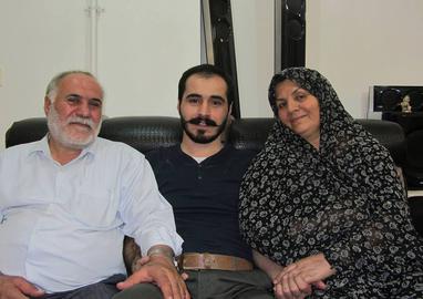 پدر حسین رونقی: ماموران به خانه‌ام ریخته‌اند