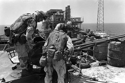 حمله نیروهای آمریکایی به سکوی نفتی ایران در خلیج فارس در عملیات آخوندک، نظامیان آمریکایی در حال بررسی تسلیحات به کار رفته علیه کشتی های تجاری از روی این سکو هستند