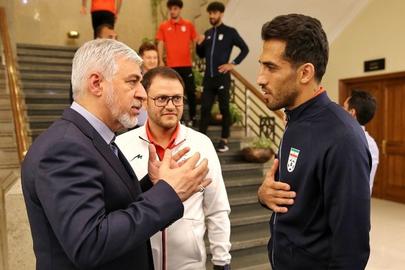 حمید سجادی در دیدار با برخی از بازیکنان تیم ملی، به آن‌ها وعده تغییرات در کادرفنی تیم ملی و پاداش‌های مناسب برای حضور در جام جهانی را داده بود