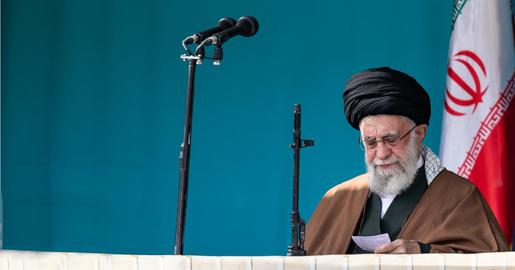 خامنه ای قدرت کامل سیاسی، نظامی و مذهبی در ایران دارد و با ابزارهای شبه قانونی، اراده خود را به ۸۵ میلیون ایرانی تحمیل می کند