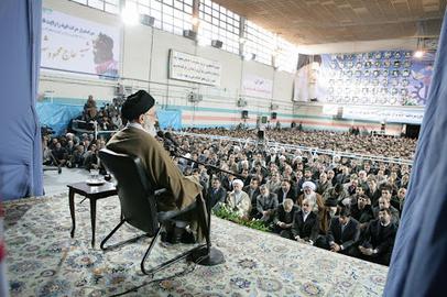 پس از فضای دوم خرداد سال ۱۳۷۶، خامنه‌ای مجبور شد به برخی از دانشگاه‌ها برود، اما او در مقابل دانش‌آموزان، تنها تهدید را پیش گرفته و نمی‌توان متصور بود که مانند آن دوران، به مدارس سر بزند