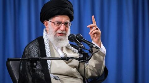 مرز «شرف ورزشکاران» برای علی خامنه‌ای کجاست؟