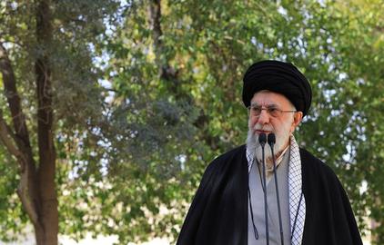 اولین واکنش خامنه‌ای به موج حملات شیمیایی به مدارس ایران