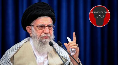 انگار که خامنه‌ای برای توجیه سرکوب زنان به وسیله حجاب اجباری، خود را مقابل رضا شاه قرار داده است. همان تقابلی که در تظاهرات‌ خیابانی با شعار «رضا شاه روحت شاد» به دنبال شعار «مرگ بر خامنه‌ای» می‌بینیم