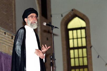 خامنه‌ای بارها به گونه‌ای جلوه داده که به برخورد شدید با منتقدانش راضی نیست، اما در عمل این اقدامات تنها نمایش و حتی حربه‌ای برای تحریک احساسات حامیانش بوده است