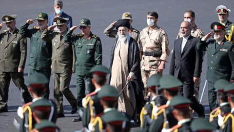خامنه ای دارای بیشترین قدرت تجمع شده در دست یک نفر است که به هیچ نهادی هم پاسخگو نیست. نه مجلس شورای اسلامی، نه مجلس خبرگان و نه حتی با برگزاری یک کنفرانس خبری در برابر رسانه ها به نمایندگی از شهروندان ایران