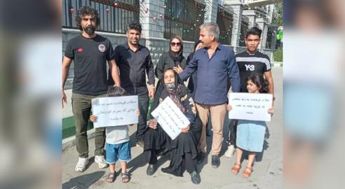 خانواده وحید باقری مقابل مجلس تجمع کردند