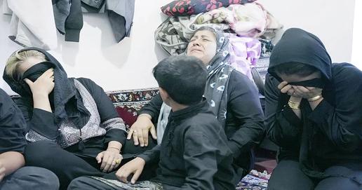 همسران کارگران معدن: لباس‌های شوهران‌مان را خودمان رفو می‌کنیم